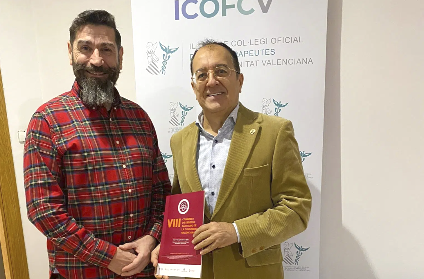 La ADSCV entrega al ICOFCV la memoria del VIII Congreso de Derecho Sanitario